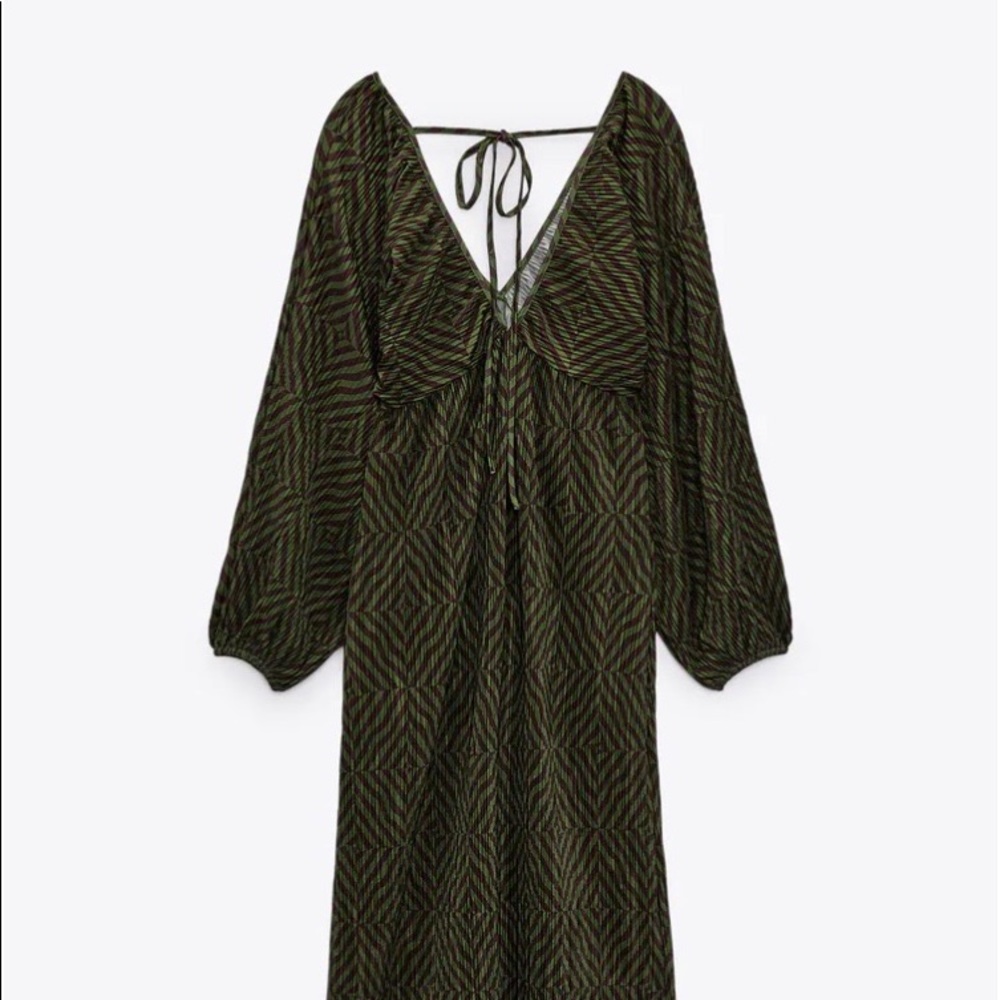 🍒NWT ZARA PLEATED MIDI DRESS.Pictures do this dress no justice.🍒